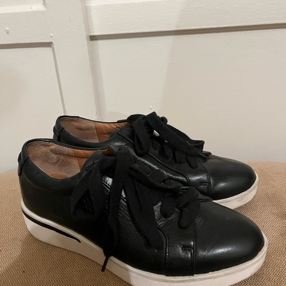 Gentle Souls by Kenneth Cole black leather sneakers. 5.5 - Picture 5 of 5